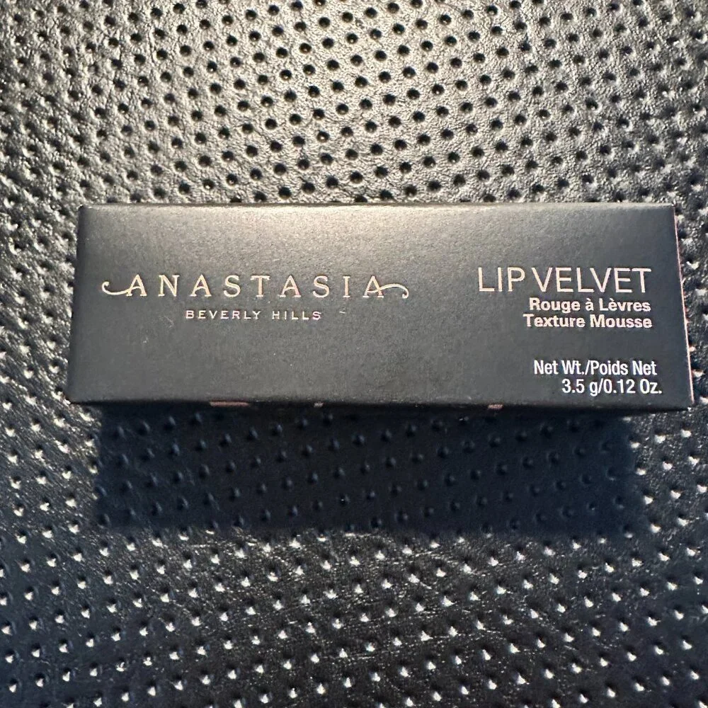 KISS Lip velvet NEW UNUSED BOXED